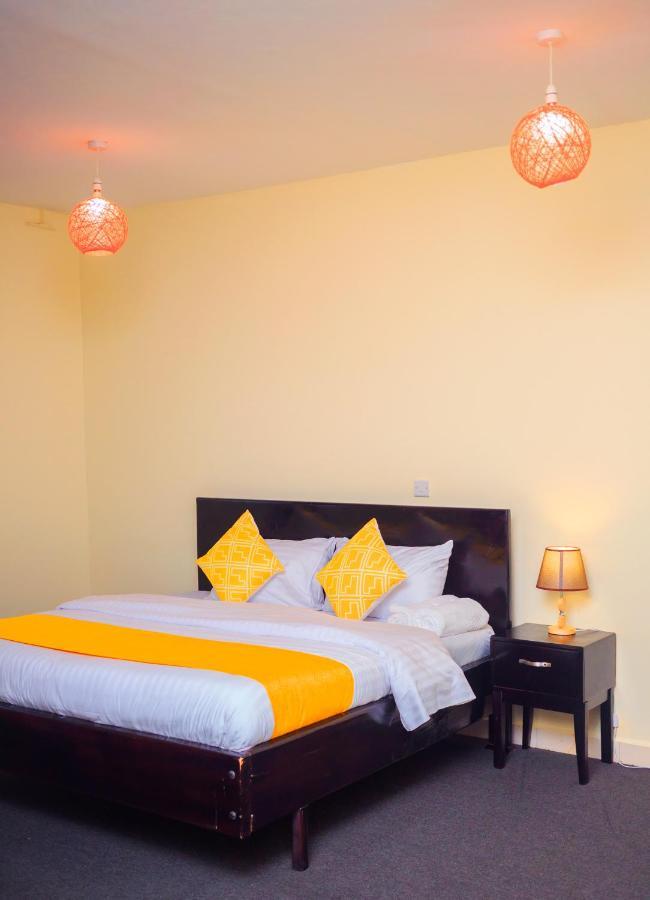 The Palm Residence Kampala Bagian luar foto